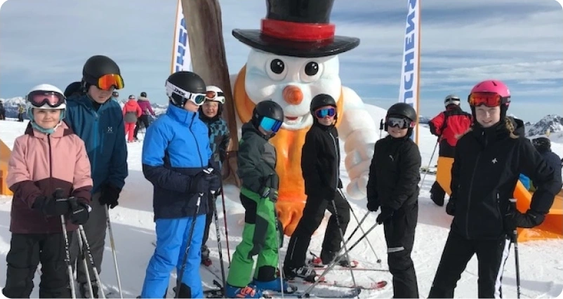 människor som står